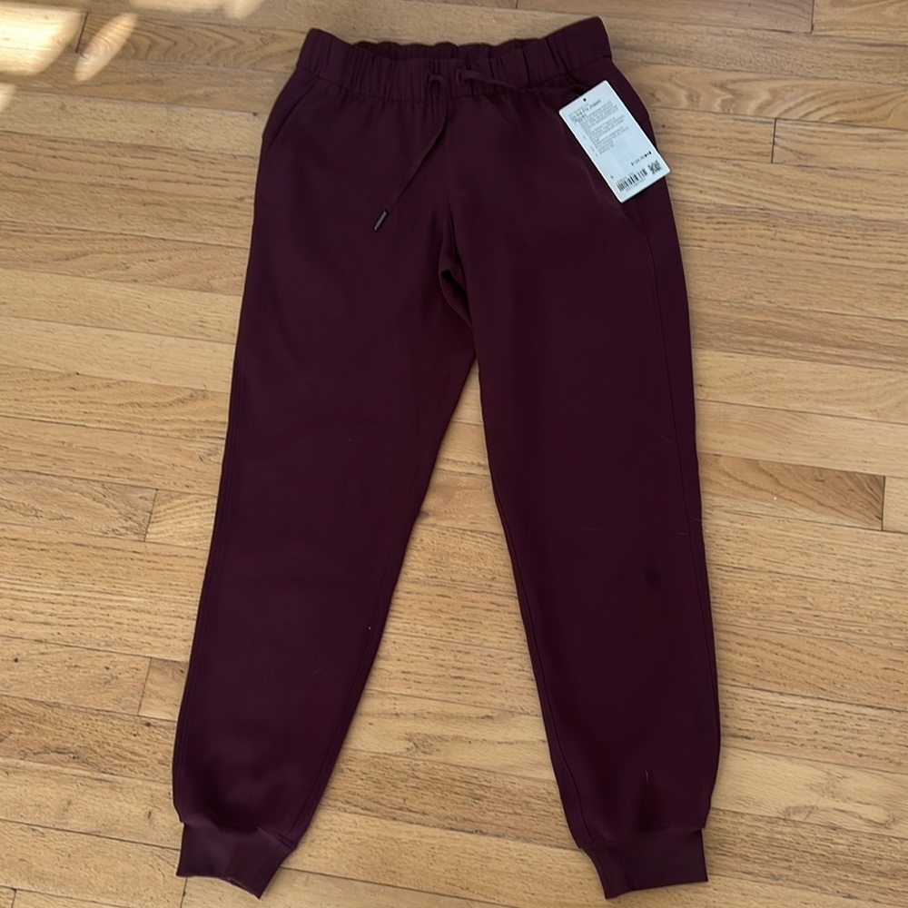 BNWT women’s size 6 Lululemon “On the Fly Jogger Woven in Cassis.